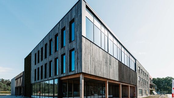 MasterLine 8 Deuren en ConceptWall 50 Vliesgevels - 't Centrum: Circulair kantoorgebouw gelegen inBelgië
