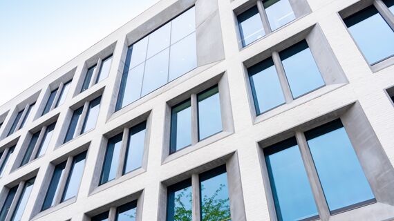 ConceptWall 50 Vliesgevels, MasterLine 8 Ramen en MasterLine 8 Deuren - Stadskantoor Heerlen: gevels flirten met het verleden gelegen in Heerlen, Nederland