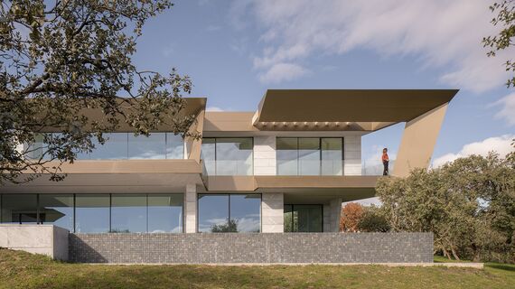 HiFinity Schuifsystemen, SlimPatio 68 Schuifsystemen en SlimLine 38 Ramen - Casa Entre Encinas gelegen in Madrid, Spanje