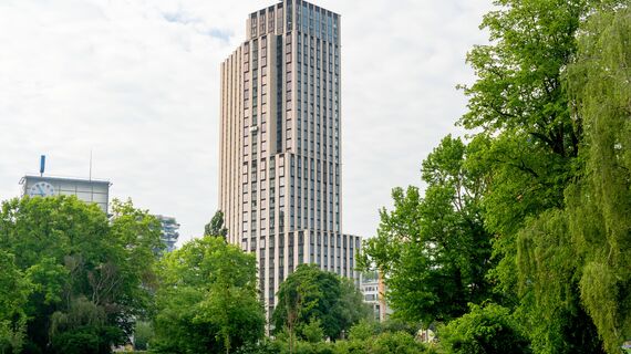 MasterLine 8 Ramen, MasterLine 8 Deuren en ConceptWall 50 Vliesgevels - Rijke detaillering tilt Lighthouse naar hoger niveau gelegen in Eindhoven, Nederland