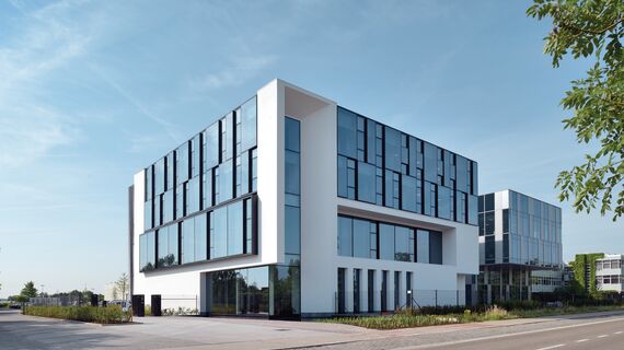 HiFinity Schuifsystemen, ConceptWall 60 Structureel geklemd Vliesgevels, BriseSoleil 100 Zonwering, CW 86 Standard Vliesgevels, MasterLine 8 Ramen en CW 86-EF Vliesgevels - Reynaers Campus: Experience Centre gelegen in Duffel, België