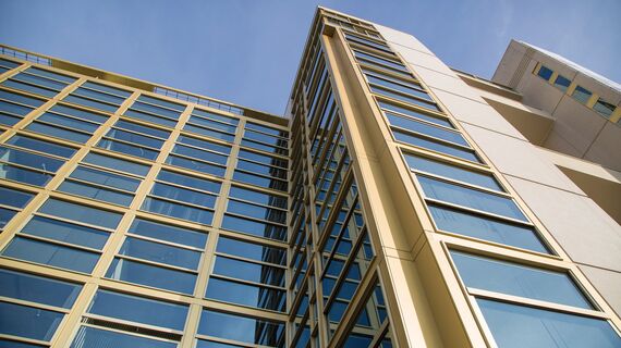 ConceptSystem 77 Deuren, ConceptFolding 77 Schuifsystemen en ConceptWall 50 Vliesgevels - Philips Lightning: glanst aan Eindhovense skyline gelegen in Eindhoven, Nederland