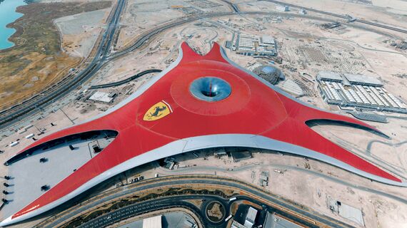 ConceptWall 86 Vliesgevels - Race track Ferrari World Abu Dhabi gelegen in Abu Dhabi, Verenigde Arabische Emiraten