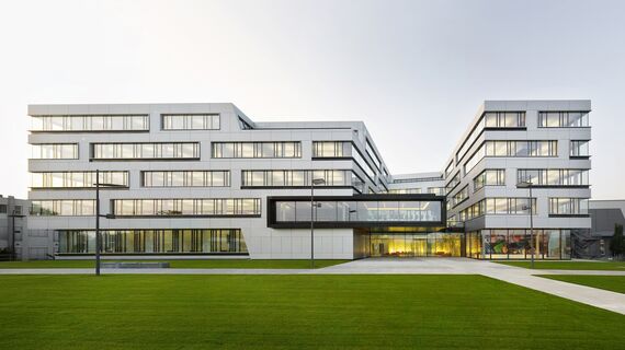 ConceptWall 50 Vliesgevels - Business center S.Oliver Administrative Headquarters gelegen in Rottendorf, Duitsland