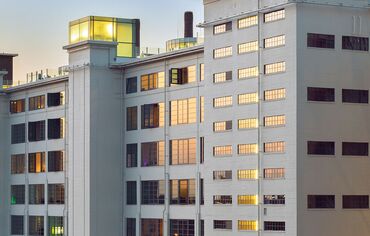 Het Anton-gebouw op Strijp S in Eindhoven bij valavond.