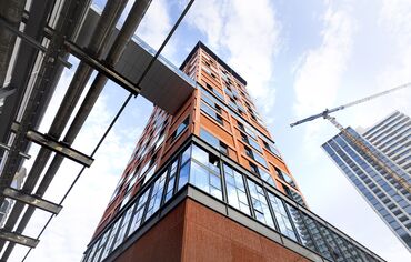 Schuin aanzicht van Haasje Over,  hoogbouw in Eindhoven
