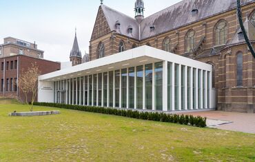 SlimLine 38 Deuren en ConceptWall 50 Vliesgevels - Hotel/Holiday complex DomusDela: ontwerp leest als geschiedenisboek gelegen in Eindhoven, Nederland