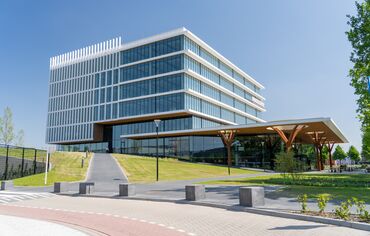 ConceptWall 50 Vliesgevels - Vanderlande: gevel kantoorpand speelt met elementen gelegen in Veghel, Nederland