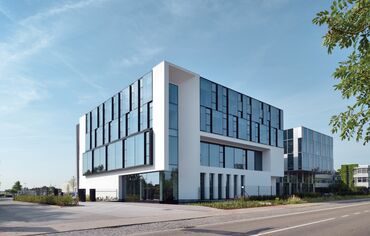 HiFinity Schuifsystemen, BriseSoleil 100 Zonwering, MasterLine 8 Ramen, ConceptWall 60 Structureel geklemd Vliesgevels, CW 86 Standard Vliesgevels en CW 86-EF Vliesgevels - Office building Reynaers Campus: Experience Centre gelegen in Duffel, België