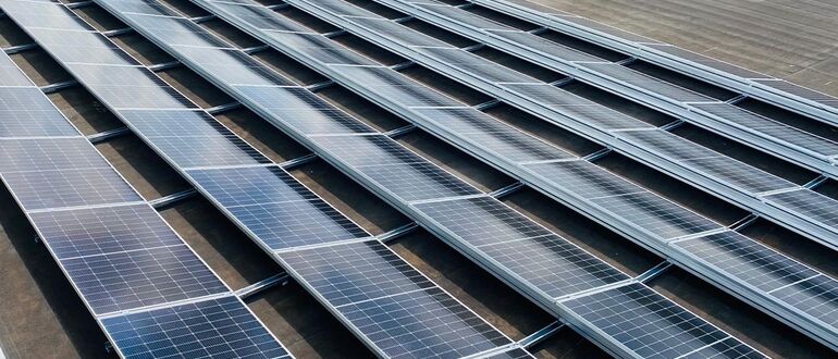 Reynaers Aluminium zonnepanelen op het dak van het magazijn in Helmond