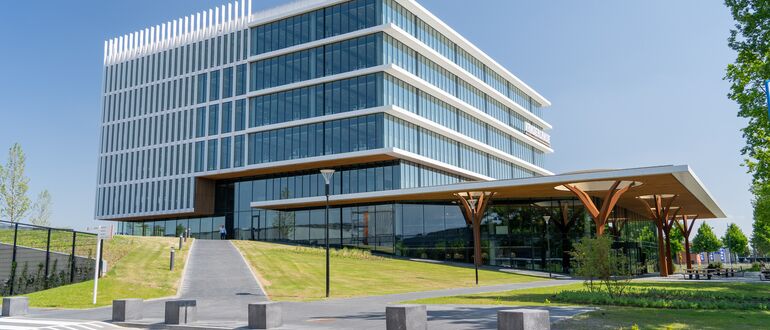 ConceptWall 50 Vliesgevels - Vanderlande: gevel kantoorpand speelt met elementen gelegen in Veghel, Nederland